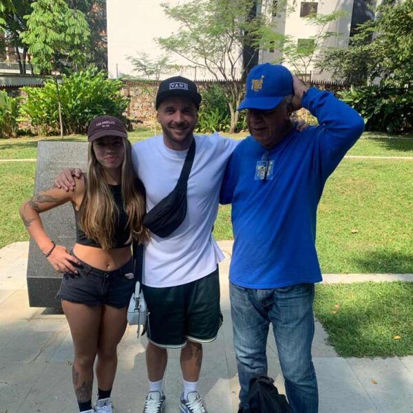 Una pareja de turistas en el tour sobre Pablo Escobar de Medellín de Cerca