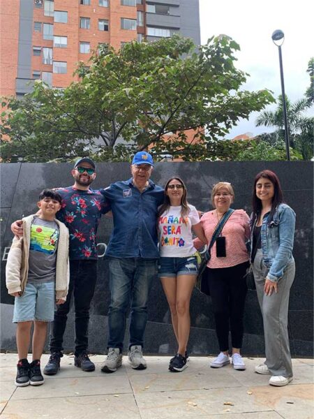 Una familia realizando el tour de Pablo Escobar