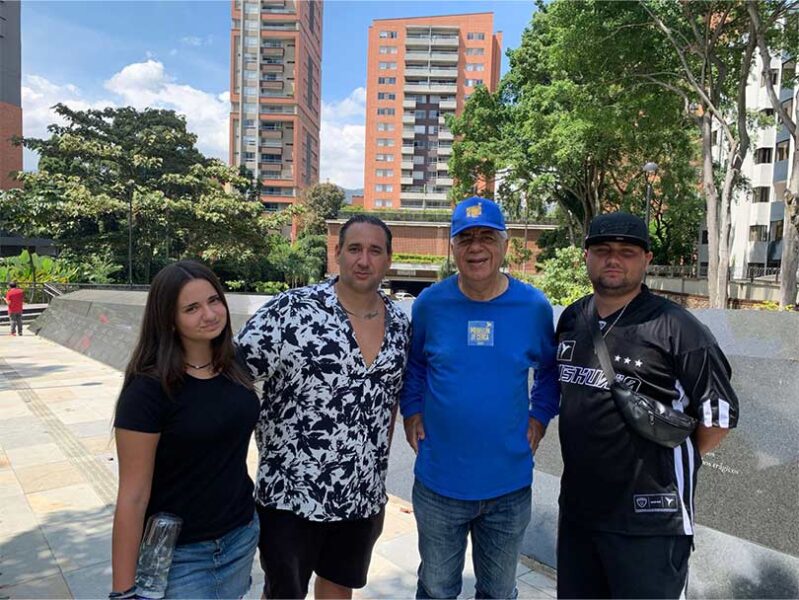 Una familia realizando el tour de Pablo Escobar