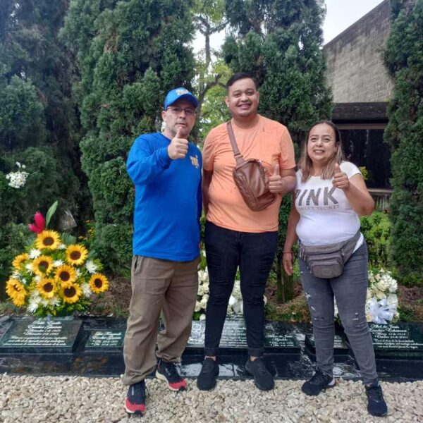 Una familia realizando el tour de Pablo Escobar