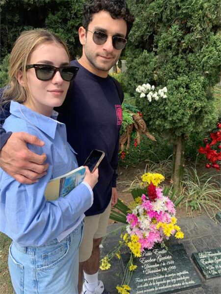 Una pareja de turistas en el tour sobre Pablo Escobar de Medellín de Cerca