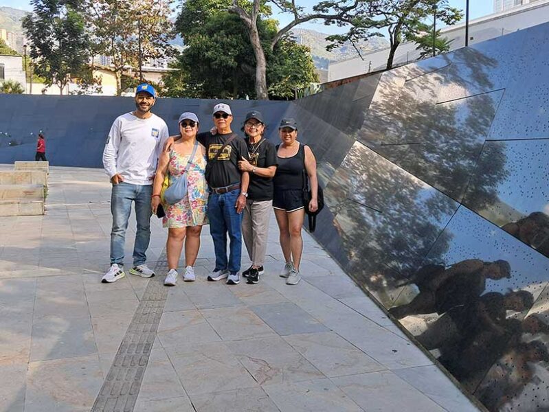 Una familia realizando el tour de Pablo Escobar